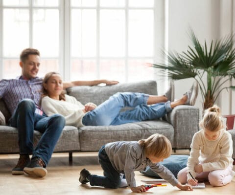 Une famille dans le salon.